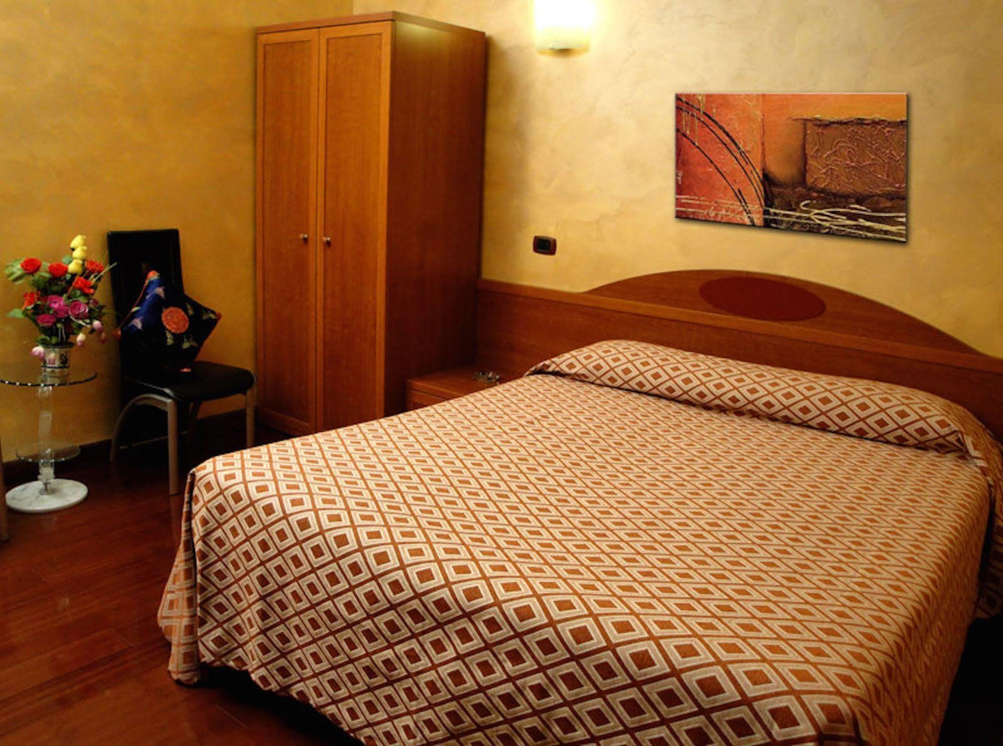 מונקאליירי Hotel Bengasi מראה חיצוני תמונה