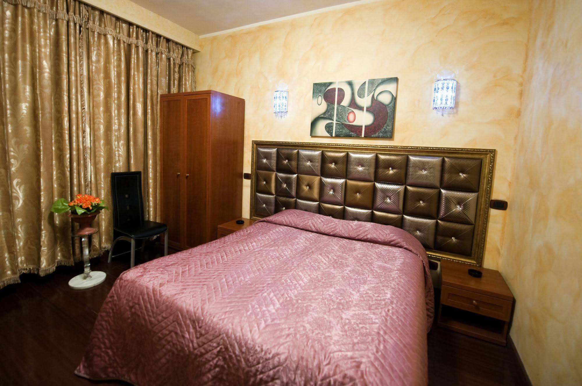 מונקאליירי Hotel Bengasi מראה חיצוני תמונה
